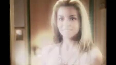 Masiela Lusha en bucle