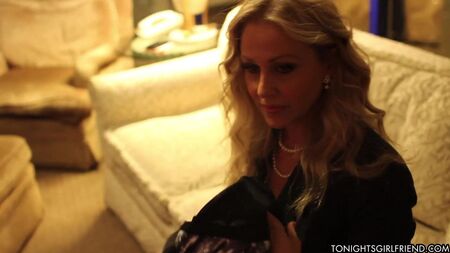Julia Ann, la famosa MILF, también es la chica de esta noche
