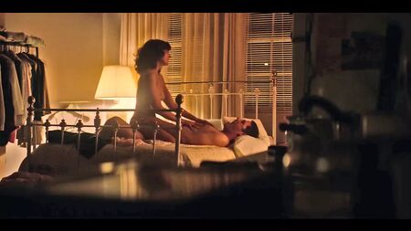 Escena de sexo con Alison Brie desnuda en la serie GLOW - ScandalPlanet.Com