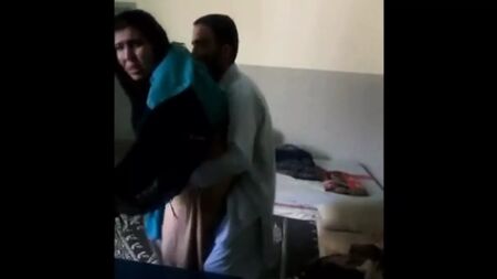 Una mujer casada con turbante tiene sexo a escondidas, follando al paso con su cuñada