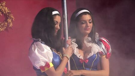 Kit Lee y Kat Lee se lo montan cada una con su propia polla