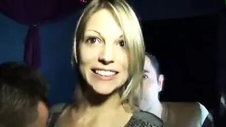 Foto de perfil de una mujer feliz y sonriente
