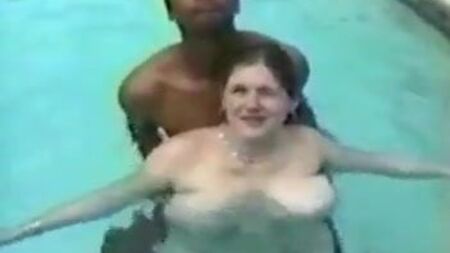 Una chica blanca voluptuosa juega con un pene negro y acaba con un creampie
