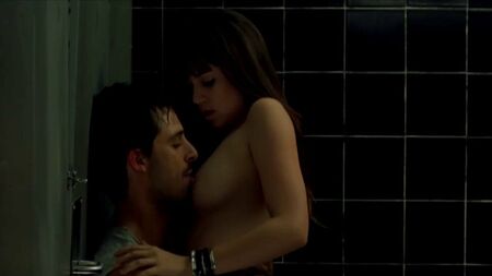 Primer plano de las tetas de Ana de Armas mientras se las chupan con fuerza