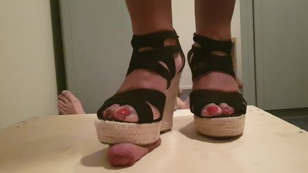 Los tacones de cuña me aplastan la polla