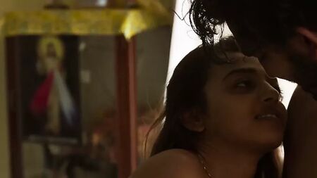 Radhika Apte desnuda, enseñando las tetas en un polvo en el dormitorio