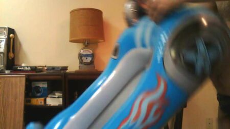 Follada en un flotador hinchable para coche