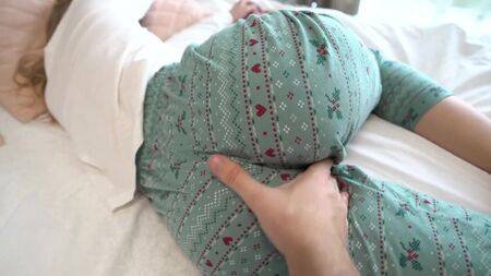 Deja de dormir, es hora de amasar el coño