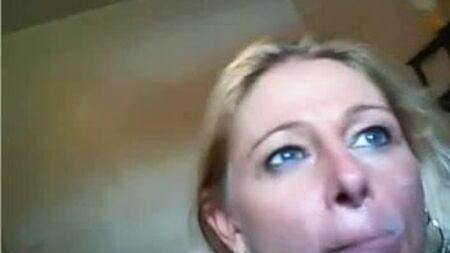 Una MILF de tetas grandes le hace una mamada a un tío y luego recibe una corrida enorme en