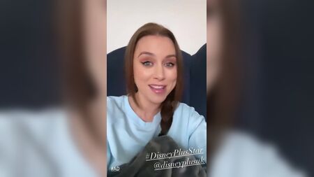 Una Healy grabando un anuncio desde casa