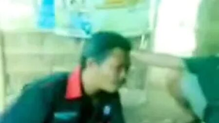 Indonesia: porno de manoseo en una cabaña con un montón de gente