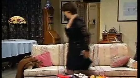 El vestido negro sexy de Lynda Bellingham