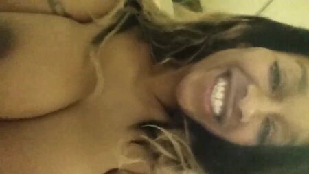 Una transexual negra presumiendo de su cuerpo