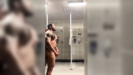 Encuentros interraciales en las duchas del gimnasio