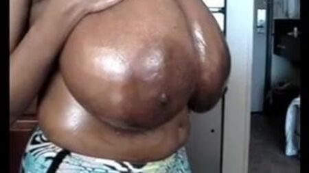 PECHOS ENORMES Y NEGROS