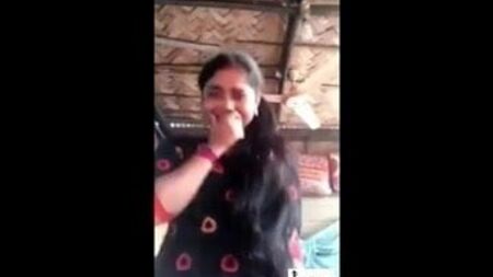 Una niña de un pueblo de la India enseñando las tetas