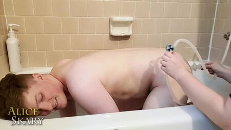 Una sencilla ducha anal para la sumisa