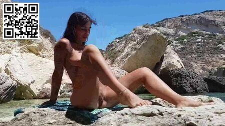 Iris, de Italia, desnuda en la playa pública de Cagliari