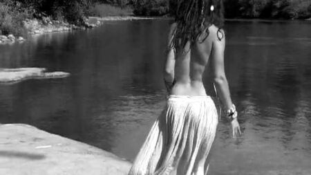 Una chica hippie con una falda vaporosa bailando