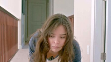 La escena en la que se le ve el pecho a Hailee Steinfeld en ScandalPlanet.Com