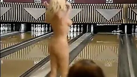 Jacqueline Lovell jugando a los bolos desnuda (completo), parte 3 de 3