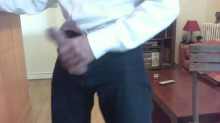 Camisa blanca y vaqueros negros: ¡a la acción!