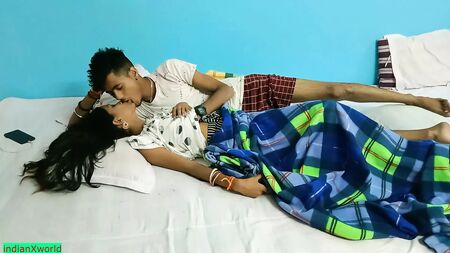 ¡Sexo amateur de una adolescente india muy sexy con un compañero de clase!