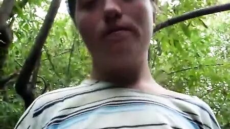 Una chica sin hogar enseñando el coño