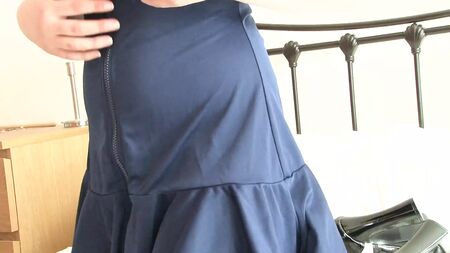 Esta chica atrevida está deseando quitarse la ropa y posar desnuda para ti
