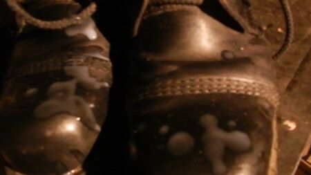 Me corro en unas botas de skinhead