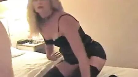 Marido afeminado, esposa dominatrix madura (cornudo)