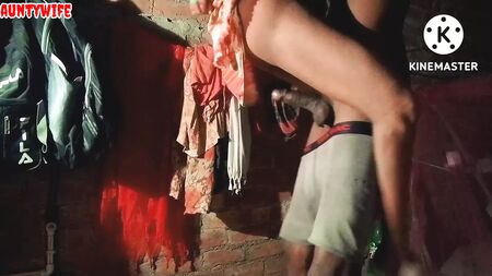Por la noche, la tía me invitó a su habitación y se acostó conmigo