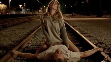 Bojana Novakovic se monta encima de un chico en una vía férrea en «Shameless»