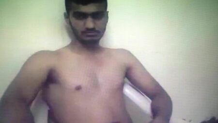 Un chico indio guapo masturbándose
