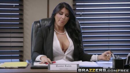 Brazzers - Tetas grandes en el trabajo - Escena de «Pressing News» protagonizada por R