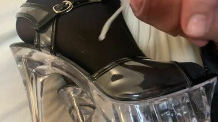 Correrse sobre unas sandalias de tacón alto transparentes