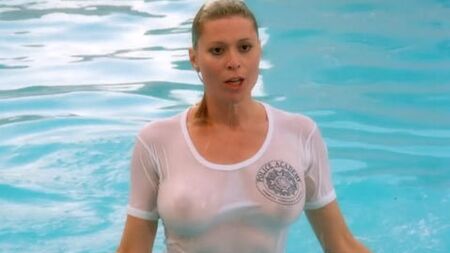 Famosas desnudas con camisetas mojadas