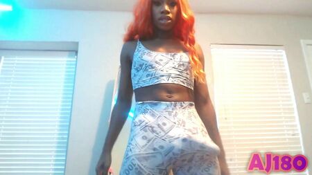 AJ180: BARBIE NEGRA MUESTRA EL PAÑAL EN «BABY GOT BULGE»