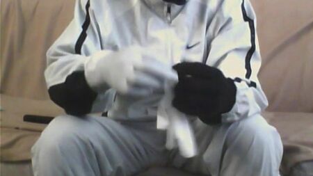 Pasamontañas, guantes de látex y chándal Nike