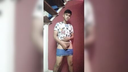 Un adolescente se masturba