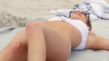WWE - Carmella en bikini blanco