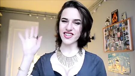 Impresionante tutorial de maquillaje y bonito conjunto de la travesti Galice