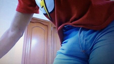 Un latino con un enorme bulto, sin ropa interior, con unos vaqueros ajustados