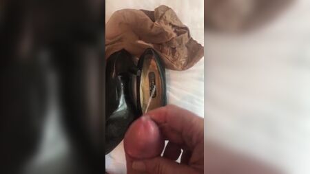 Un fan me compra mis zapatos de tacón usados de azafata y se corre dentro de ellos
