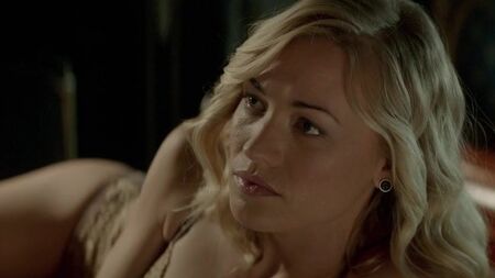 Escenas de desnudo de Yvonne Strahovski en «Manhattan Night» (2016)