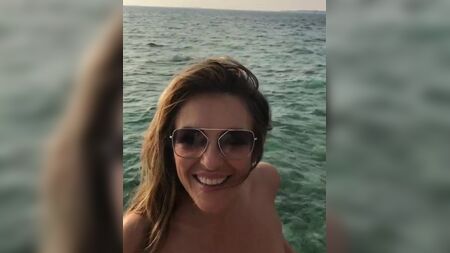 Elizabeth Hurley en bikini blanco