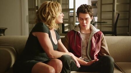 Elisabeth Shue - «Behaving Badly»