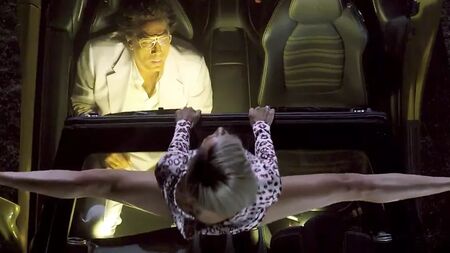 Cameron Diaz montándose en el coche