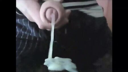 Un joven eyaculando ante la cámara con su pene sin circuncidar