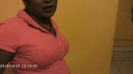 Una preciosa chica de spa de Sri Lanka. ¿Quieres ver el vídeo completo?